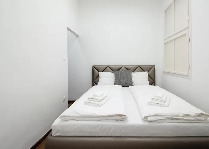 Amora Homes Basilica View Imperial -sas Street -need Reservation For Free Parking Budapesta