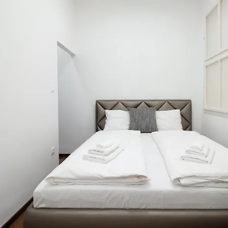 Amora Homes Basilica View Imperial -sas Street -need Reservation For Free Parking Budapest